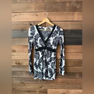 Y2K White House Black Market Black Floral Long Sleeve V Neck Top